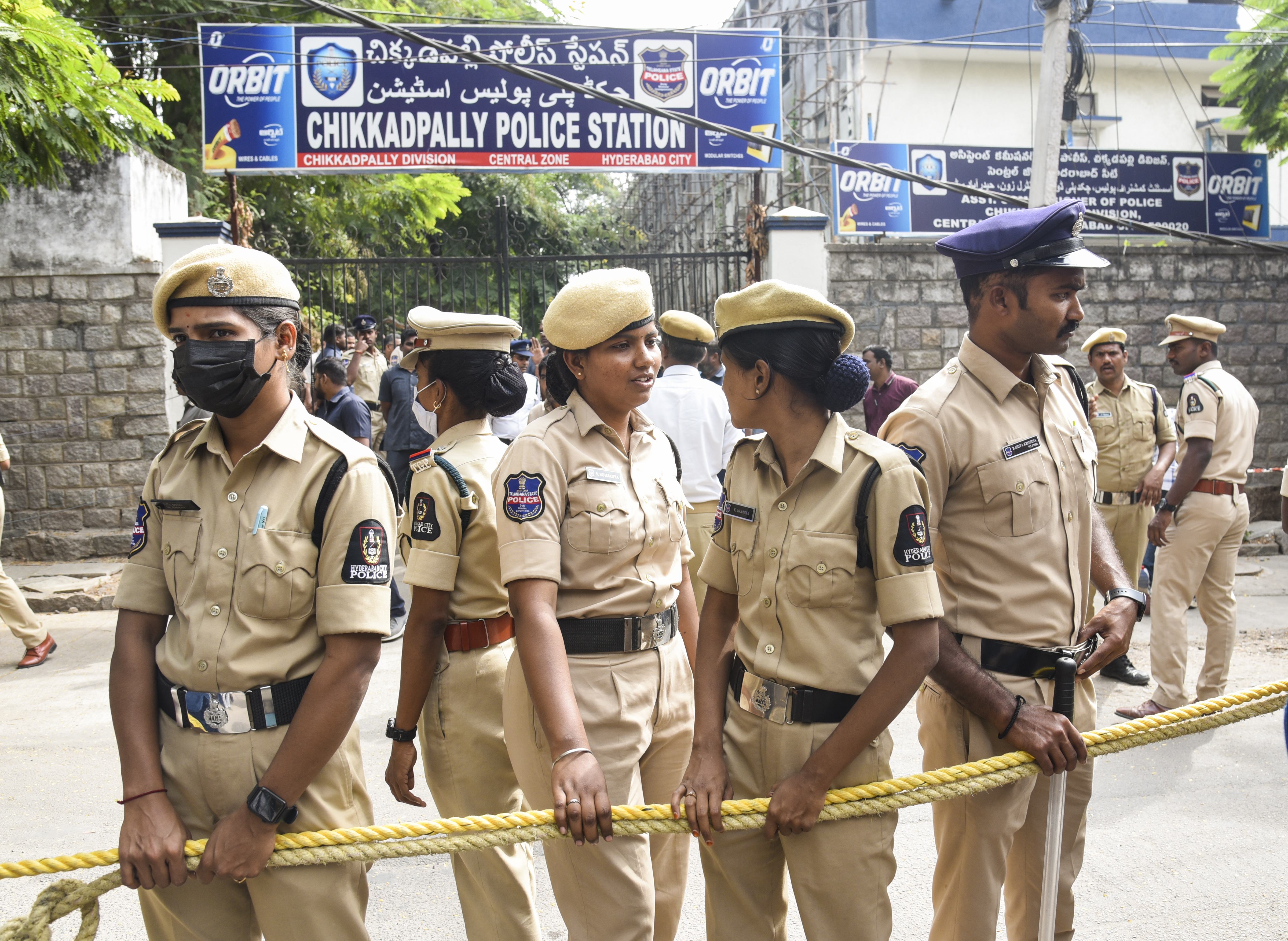 थाने के बाहर भारी पुलिस बन तैनात